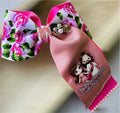 Handcrafted Faith Hair Bow – "En Tus Manos Están Mis Tiempos" – Christian Floral Ribbon Bow with Pearls and Jesus Illustration