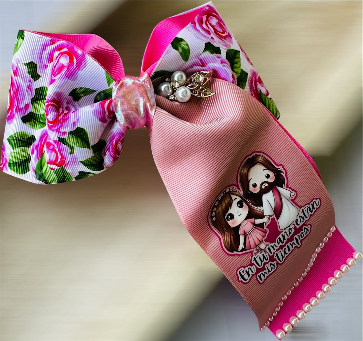 Handcrafted Faith Hair Bow – "En Tus Manos Están Mis Tiempos" – Christian Floral Ribbon Bow with Pearls and Jesus Illustration